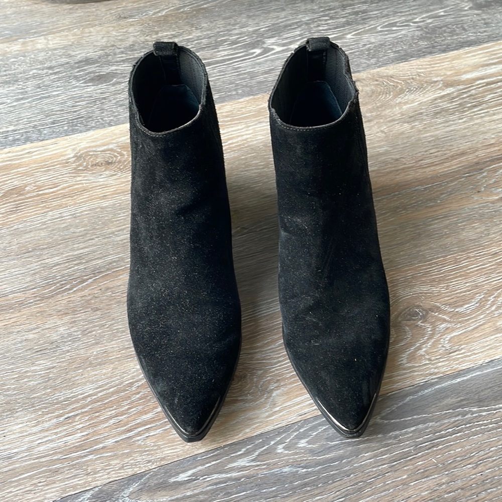 Marc Fisher YALE POINTY TOE CHELSEA BOOTIE